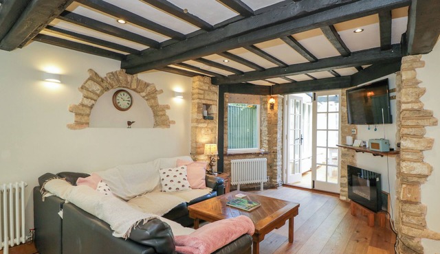 FAIRFORD COTTAGE, family friendly, with a garden in Fairford