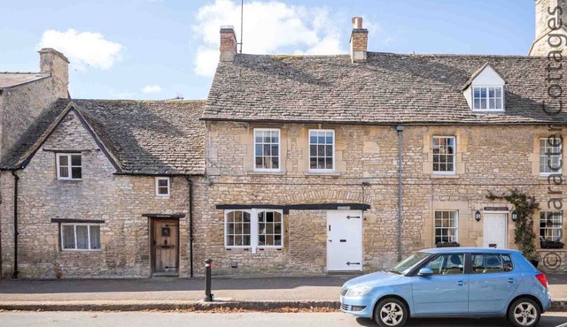 FAIRHOLME, pet friendly, character holiday cottage in Northleach