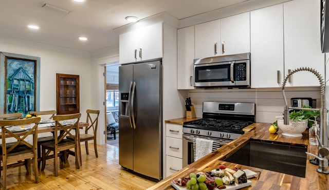 Fairhope Downtown Cottage Sleeps 10 "Walk to Town" Lots of Parking and Garage