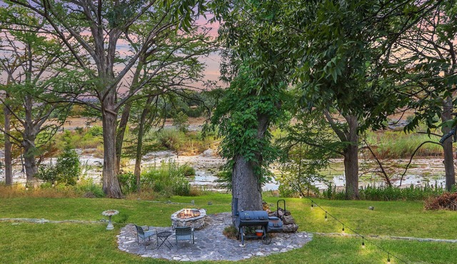 Fairlawn on the Blanco I River access, minutes to Wimberley