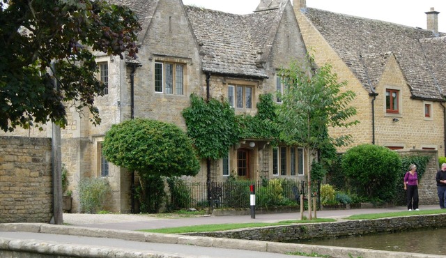 Fairlie Cottage Overlooks the River in Bourton-on-the-Water parking for 3 cars.