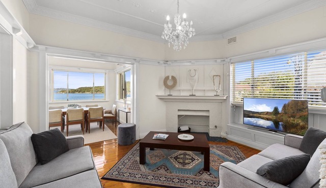 Fairlight 2-Bed Apartment Steps from the Beach