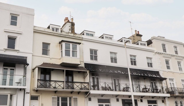 FAIRLIGHT VIEW, family friendly, country holiday cottage in Sandgate