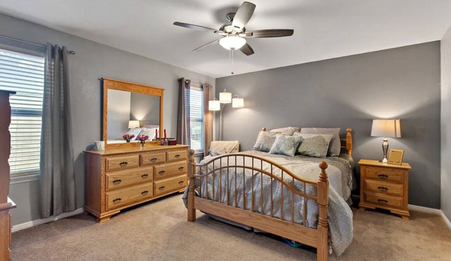 Fairly new 3 bdrm home perfect for traveling nurses/business professionals