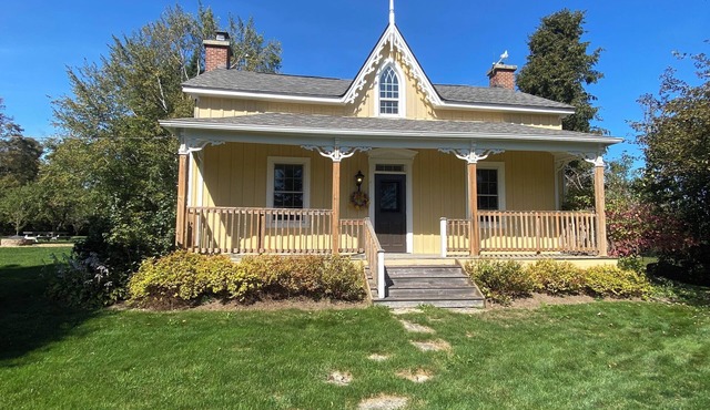 Fairmount Farmhouse - 4BR Family Retreat with Hottub and Great Kitchen