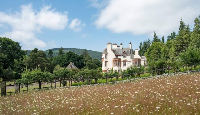 FAIRNILEE HOUSE - sleeps 16 guests in 6 bedrooms