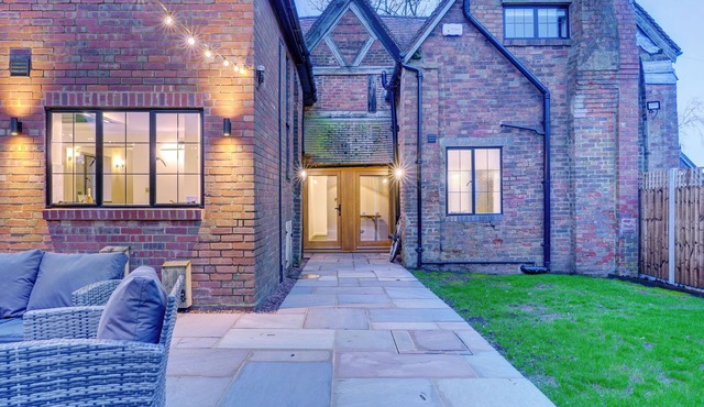 Fairview Cottage - Luxury English Country Cottage with Hot Tub & Pizza Oven