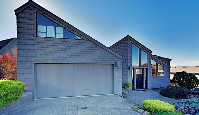 Fairview Grande | Bay Views, Sauna & Private Hot Tub | Walk to Beach & Golf