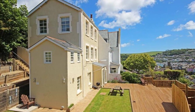 FAIRVIEW HOUSE, family friendly, with a garden in Dartmouth