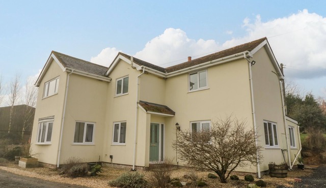 FAIRVIEW HOUSE, pet friendly, with open fire in Hopton Wafers