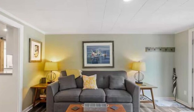 Fairview + Seabreeze Cottages Coastal Getaway + walk to the beach, close to golf course.