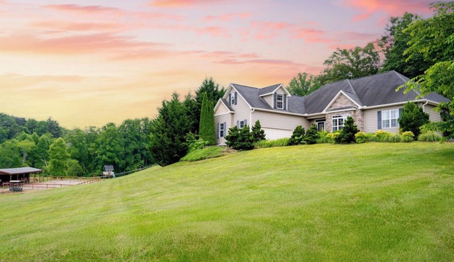 Fairview Vista by AvantStay | 10 Mins to Asheville