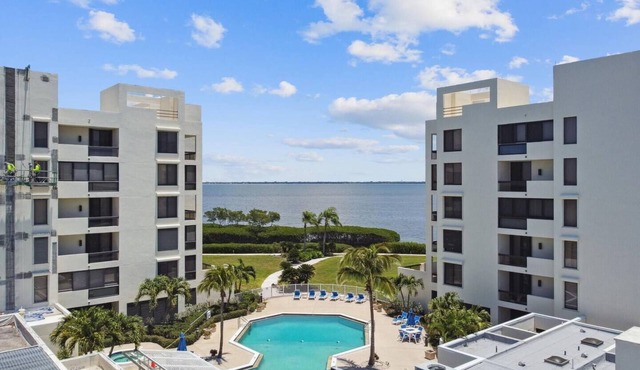Fairway Bay - Luxury Beachfront Condo with Pool by Gulfcoast Holiday Homes