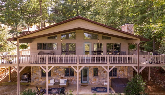 Fairway Gem at Spruce Pine - EV charge port, hot tub, fishing access