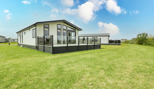 FAIRWAY VIEW 24, pet friendly, country holiday cottage in Brean