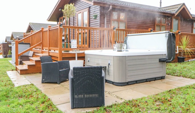 FAIRWAY VIEW LODGE, pet friendly, character holiday cottage in Felton