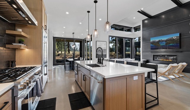 Fairway Vistas - Stunning Custom Home in Gray's Crossing with Private Hot Tub, Gym and Media Room