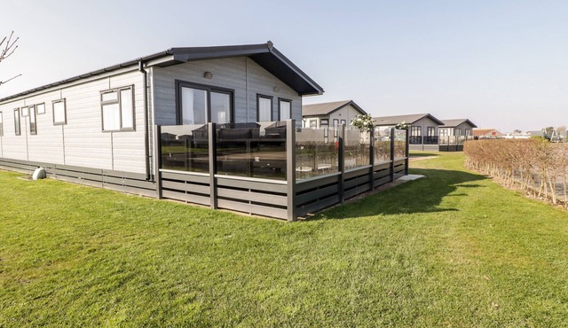 FAIRWAYS 4 - SUNNY MEADOWS, family friendly, with a garden in Brean