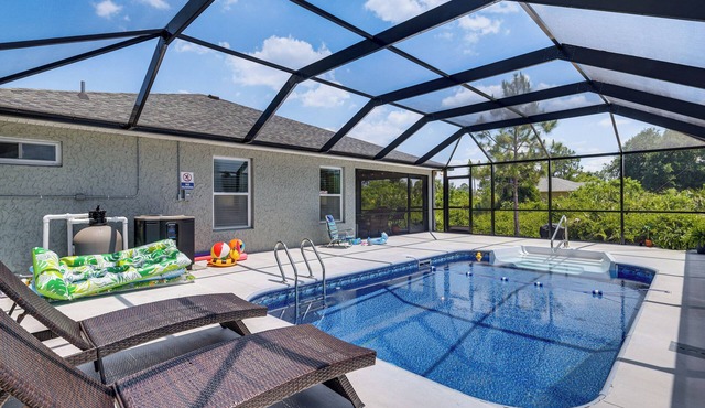 Fairways & MLB Fun! Poolside Haven in Lehigh Acres