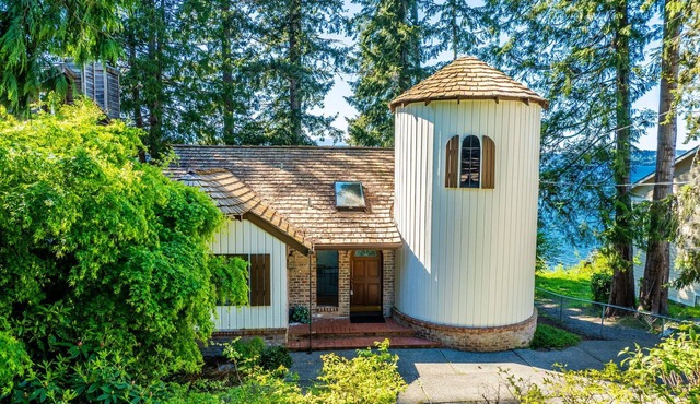 Fairyland Cottage: Waterfront+Hot Tub+Beach+Clam