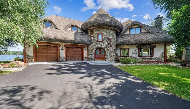 Fairystone Cottage on Medicine Lake 4-bedroom house in Plymouth MN