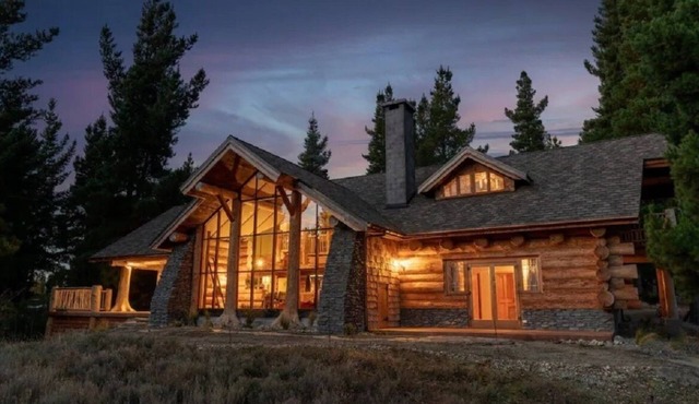 Fairytale Log Cabin with Hot Tub at Homewood Forest Retreat