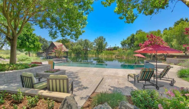 Fairytale retreat at UC Davis, pool, lake, kitchen