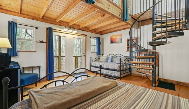 Fairytale SQUIRREL'S NEST cabin at Mulberry Gap in Ellijay!