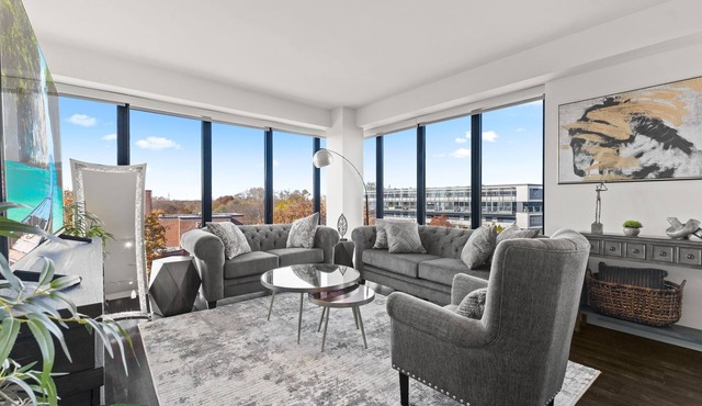 "Faith of Evanston" 180°view, 2BDR +2Bath Urban luxury