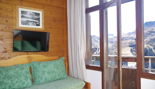 FALAISE DOUCHKA T2 area + top floor cellar facing south exceptional view