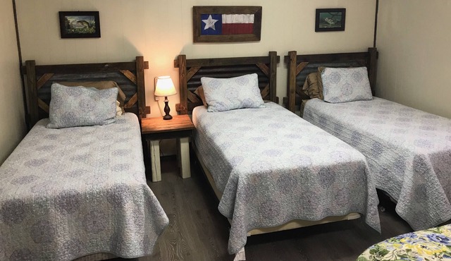 Falcon 1 Cabin - The perfect fishing getaway - FENCED & GATED
