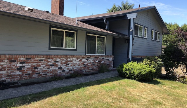 Falcon House - Pet friendly, next to city park and just 5 blocks from the beach.