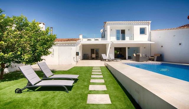 FALCONERA VILLA CANAL 3 HA ,PISCINA,AMARRE,WIFI,PARKING