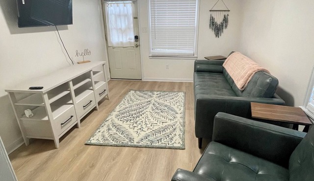 Falcon’s Corner Retreat; cozy ground floor apt