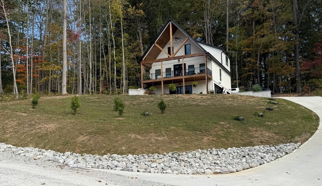 Falcon’s Summit-Farmhouse chic- 4-bedroom Lakeview house at Norris Lake