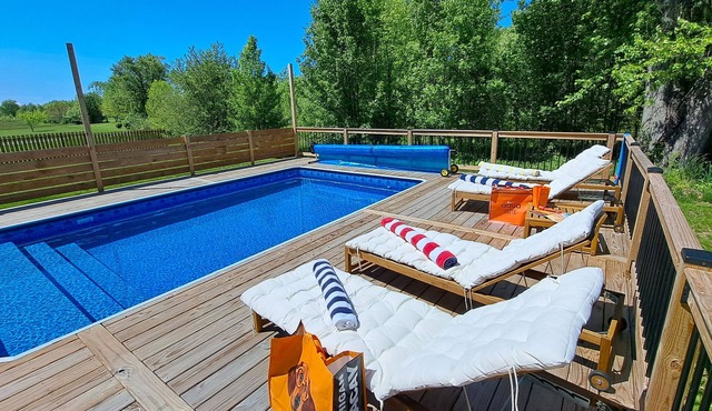 Fall 2 nt min Dog-friendly home 40lb limit -near Lake Michigan pool hot tub