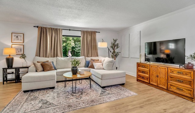 Fall Bliss: Charming 3BR Home with Sauna & Hot Tub