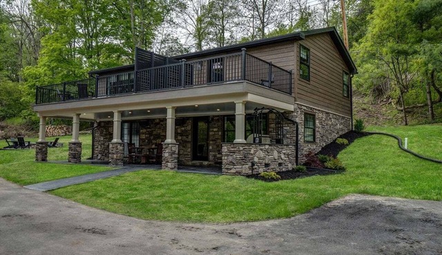Fall Brook: cabin by waterfalls and hiking trail