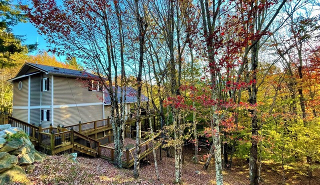 Fall Colors/Amazing Deck w/Fireplace & TV/Hiking/Skiing/Wineries/Pets