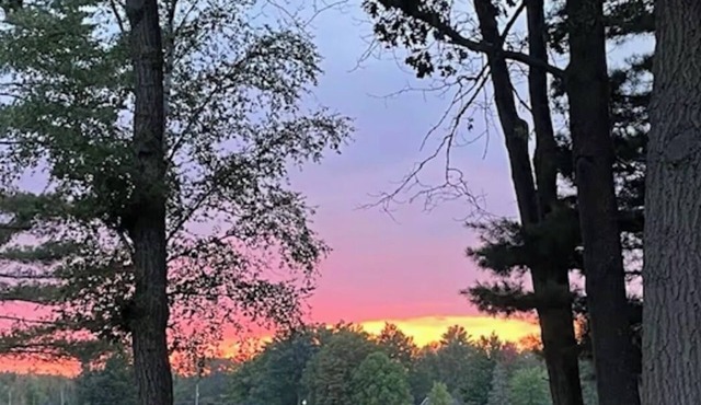 Fall colors arriving and the orchard is open! Cozy Lake view cottage