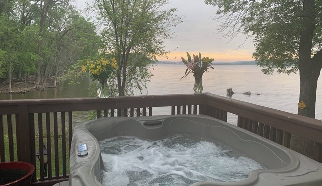 Fall Colors! Lux Riverfront, Hot Tub, In & Outdoor Fireplace & Best place in QC.
