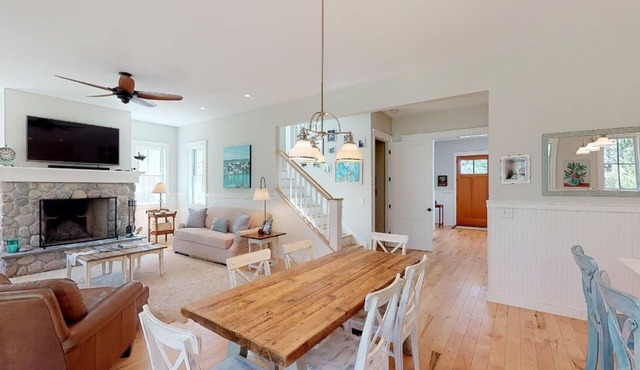 Fall dates available - Clean, gorgeous 5 bedroom property in town!