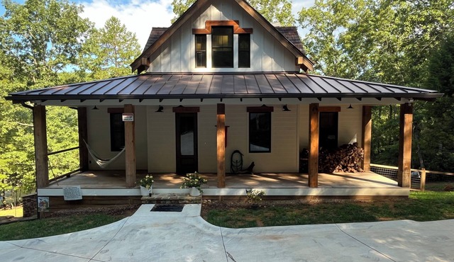 Fall Discount! 7 BR Luxury River home, hot tub, kayak, game room, fire pit