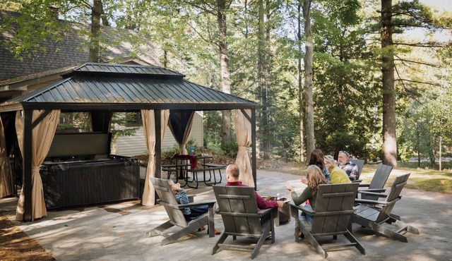 Fall Escape | Steps to Lake MI w/Hot Tub!