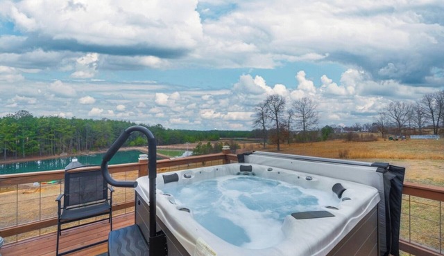 Fall Foliage Retreat: Kayaks, Hot Tub, and Pond Deck