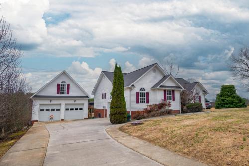 Fall Foliage Retreat: Hot Tub, Kayaks & Pond Deck