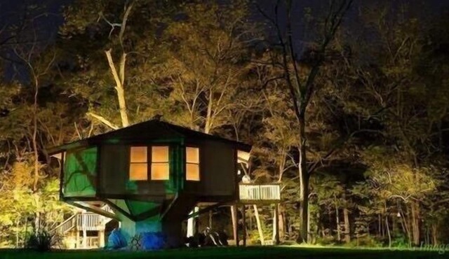 Fall FUN in Creekside Treehouse w Hot Tub, Bonfires, Pets OK
