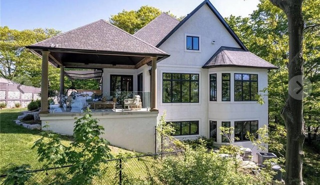 Fall Getaway- Luxe Lake House Private beach, lush greenery, family friendly .