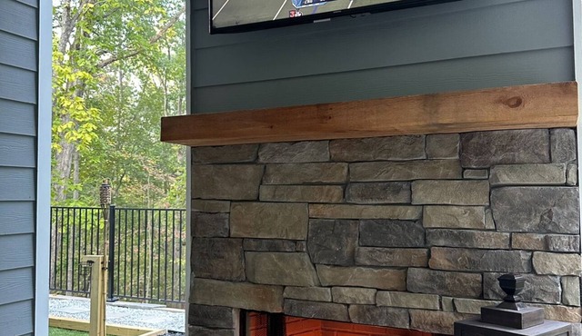 FALL GETAWAY! Our 'Hideaway Home' is a charming 3BR/2BA in Lake Arrowhead, GA.