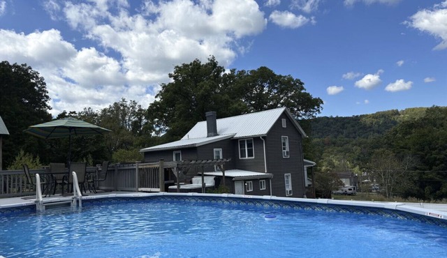Fall Getaway The Blue Heron: Sleeps 10 · 4BR 2BA · Hot Tub Fire Pit Grill